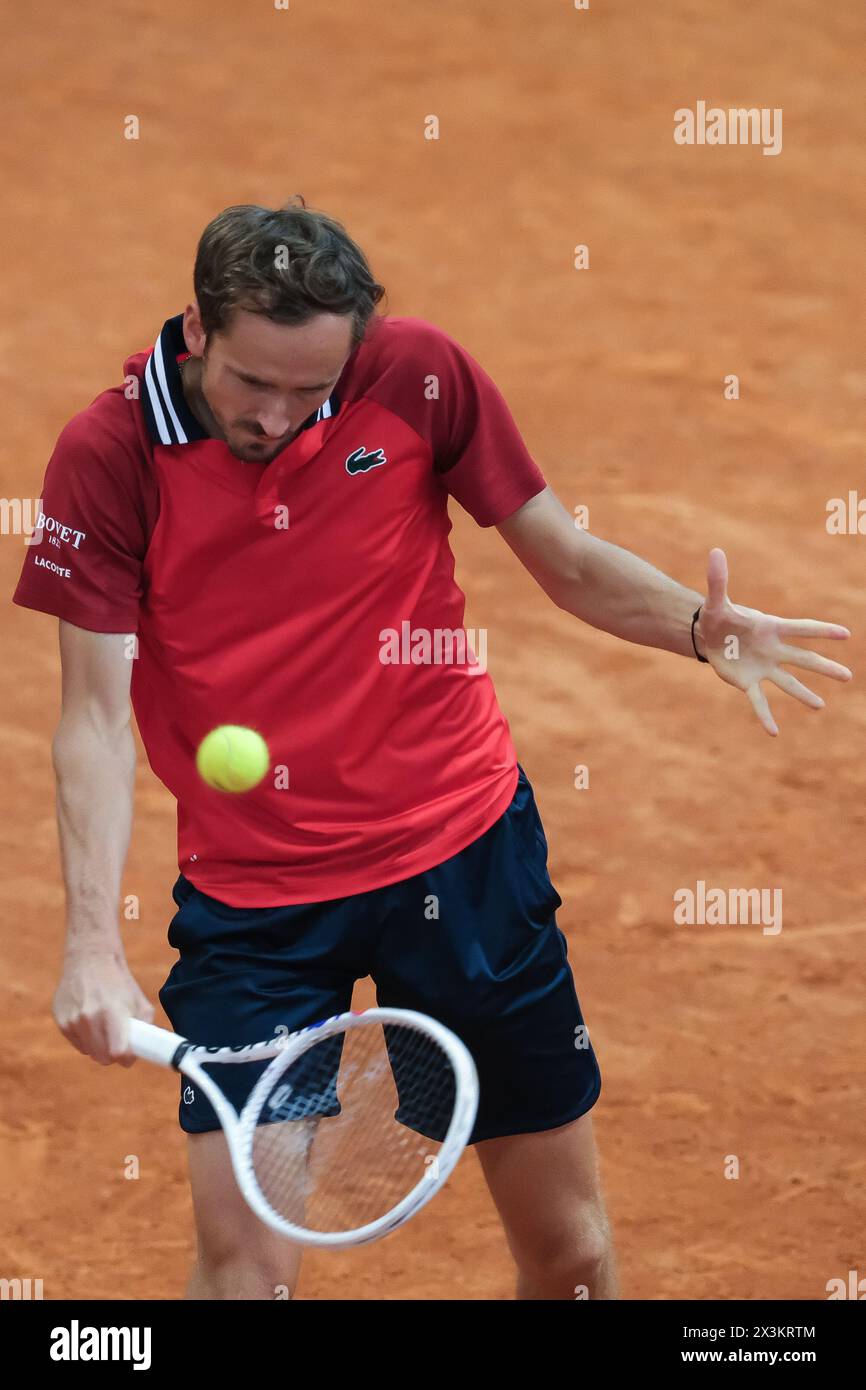 Madrid, Spanien. April 2024. Daniil Medwedev gegen Matteo Arnaldi im Spiel der Männer-Einzel-Runde 64 während des fünften Tages der Mutua Madrid Open in La Caja Magica am 27. April 2024 in Madrid, Spanien. (Foto: Oscar Gonzalez/SIPA USA) Credit: SIPA USA/Alamy Live News Stockfoto