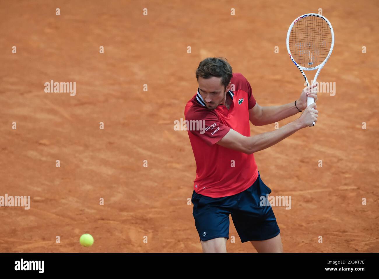 Madrid, Spanien. April 2024. Daniil Medwedev gegen Matteo Arnaldi im Spiel der Männer-Einzel-Runde 64 während des fünften Tages der Mutua Madrid Open in La Caja Magica am 27. April 2024 in Madrid, Spanien. (Foto: Oscar Gonzalez/SIPA USA) Credit: SIPA USA/Alamy Live News Stockfoto