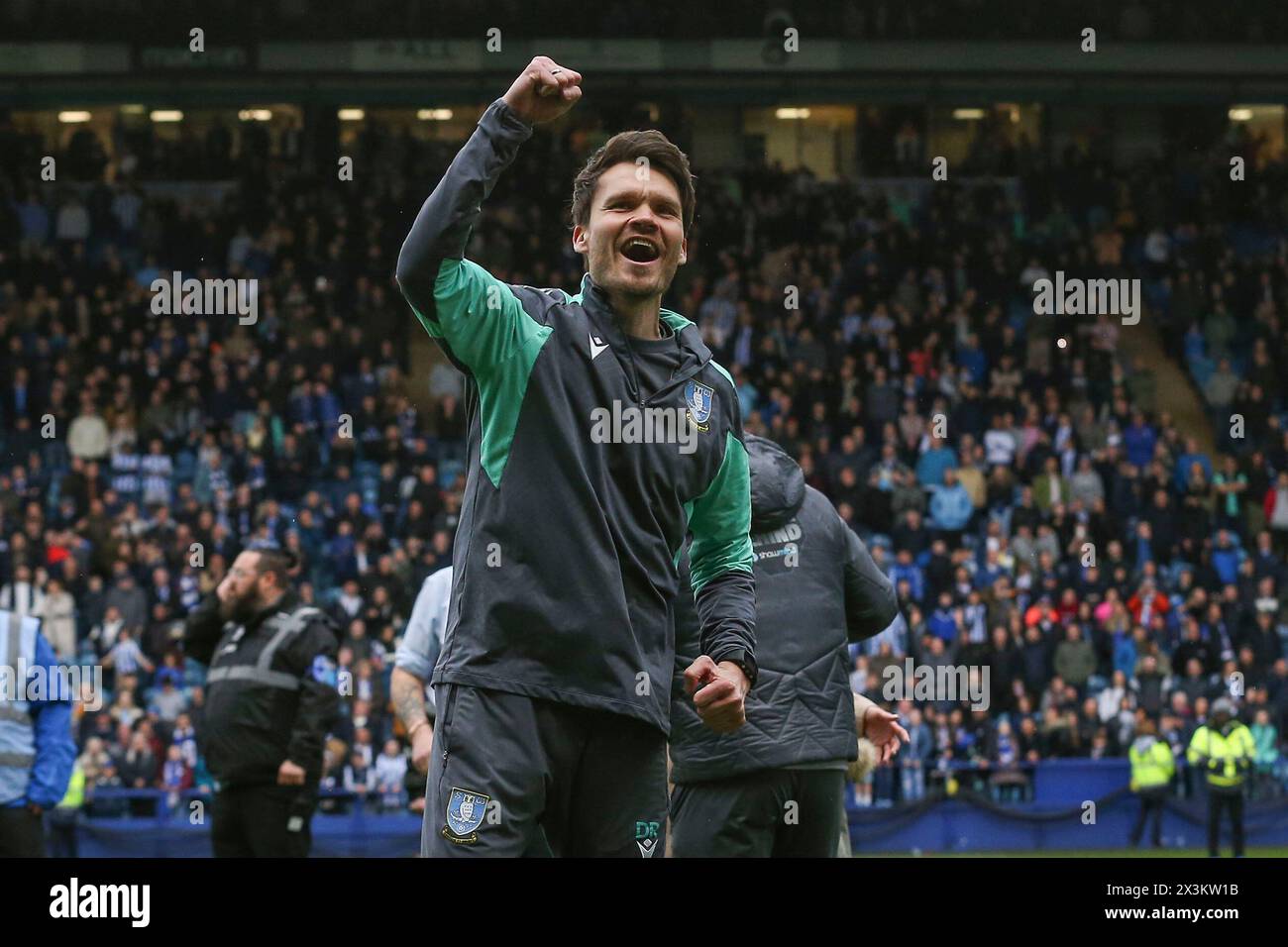 Sheffield, Großbritannien. April 2024. Sheffield Wednesday Manager Danny Rohl Gesten Faustpumpe feiert den Sieg beim Sheffield Wednesday FC gegen West Bromwich Albion FC SKY BET EFL Championship Match im Hillsborough Stadium, Sheffield, England, Großbritannien am 27. April 2024 Credit: Every Second Media/Alamy Live News Stockfoto