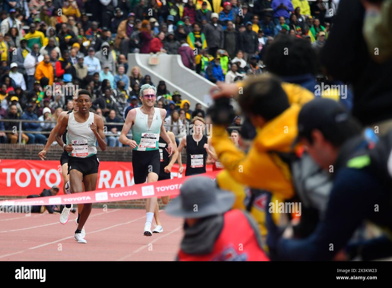 Philadelphia, Usa. April 2024. Yared Nuguse aus den USA und Oliver Hoare aus Australien im Rahmen der Olympic Development Men's Mile Run Elite am dritten Tag des 128. Penn Relays Carnival, bei dem Athleten beim größten Leichtathletik-Treffen der USA im Franklin Field in Philadelphia, PA, antreten. USA am 27. April 2024. (Foto: Bastiaan Slabbers/SIPA USA) Credit: SIPA USA/Alamy Live News Stockfoto