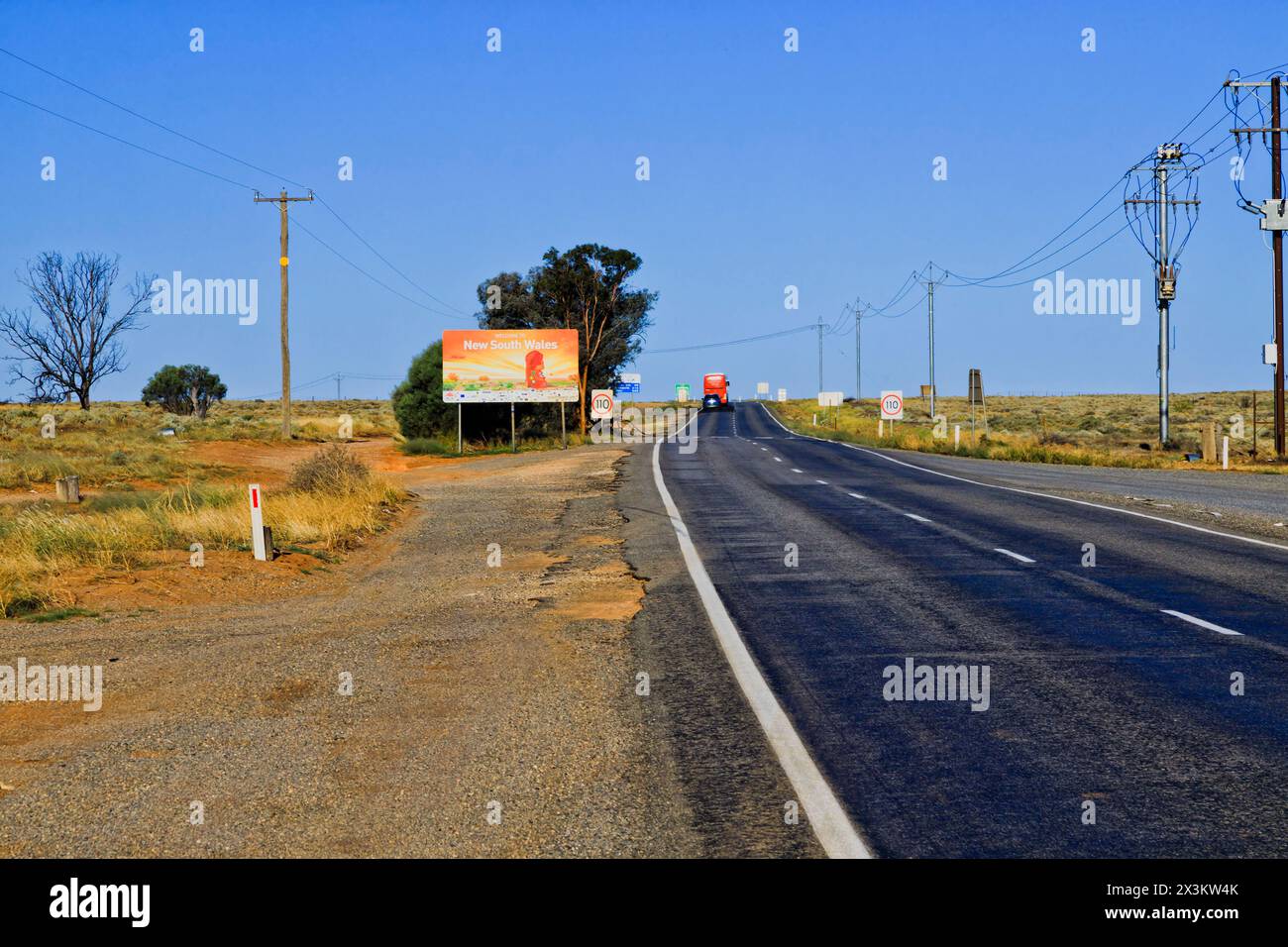 3. März 2024, Cockburn, South Australia - Willkommen beim Grenzschild NSW am Barrier Highway bei Sonnenuntergang. Stockfoto