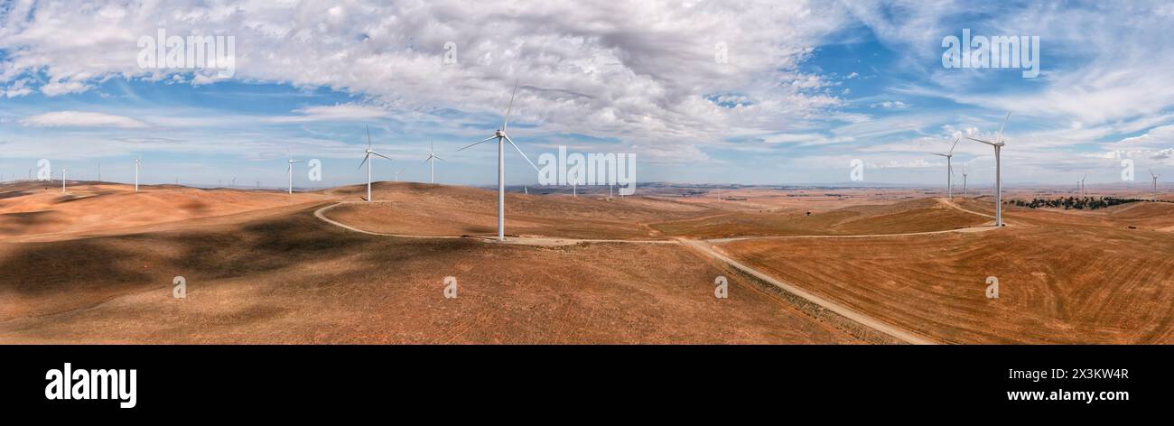Windmühlen, die Turbinen zur Stromerzeugung auf den Hügeln des abgelegenen südaustralischen Outbacks erzeugen – Panoramablick aus der Luft. Stockfoto