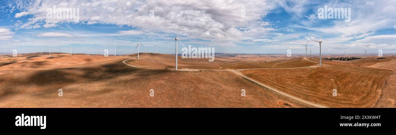 Windmühlen-Stromerzeugungsanlagen auf den Hügeln des abgelegenen südaustralischen Outbacks - Luftpanorama. Stockfoto