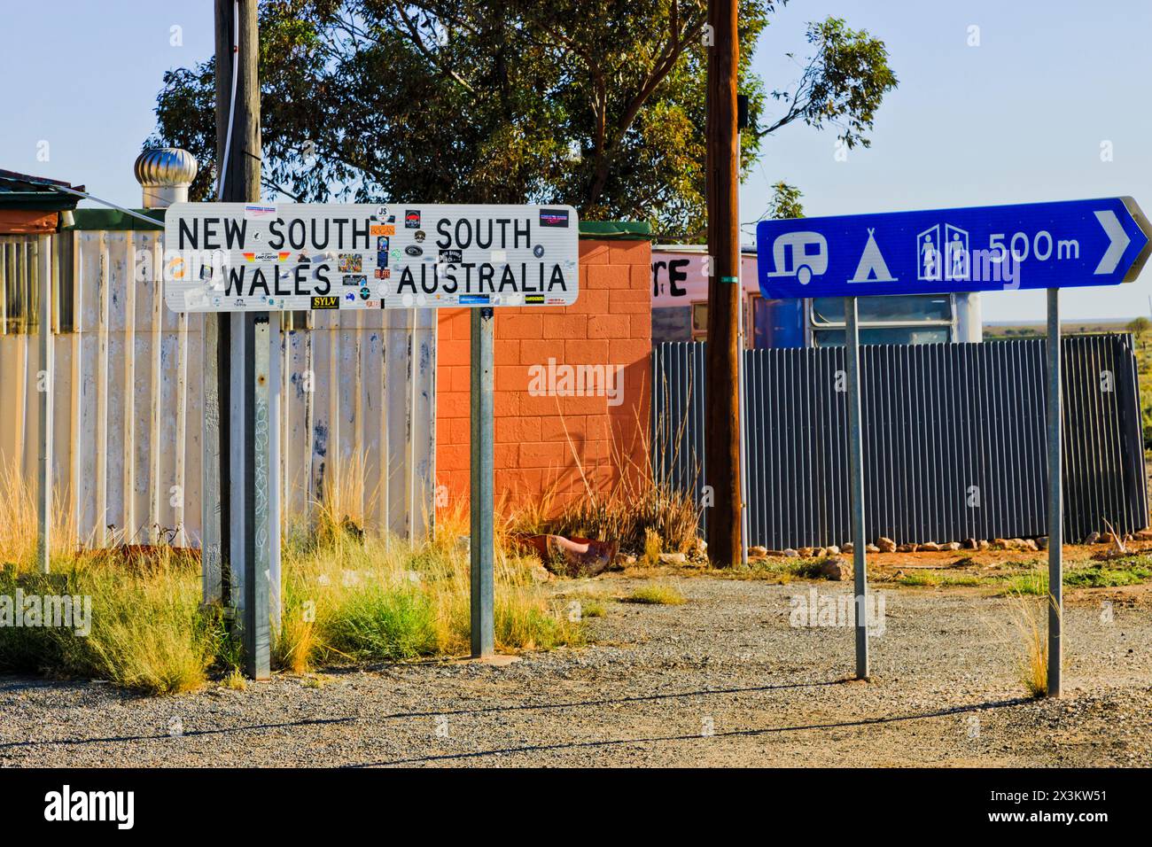 3. März 2024, Cockburn, South Australia - Grenzschild zwischen staaten. Stockfoto