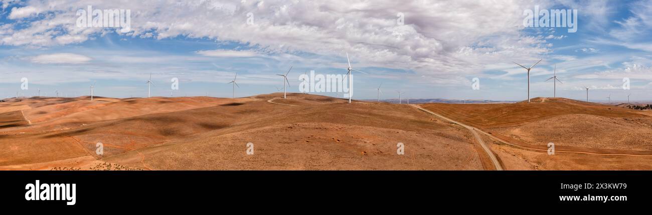 Luftbild einer Kette von Windkraftanlagen für erneuerbare Energien auf einer Windmühlenfarm in South Australia. Stockfoto