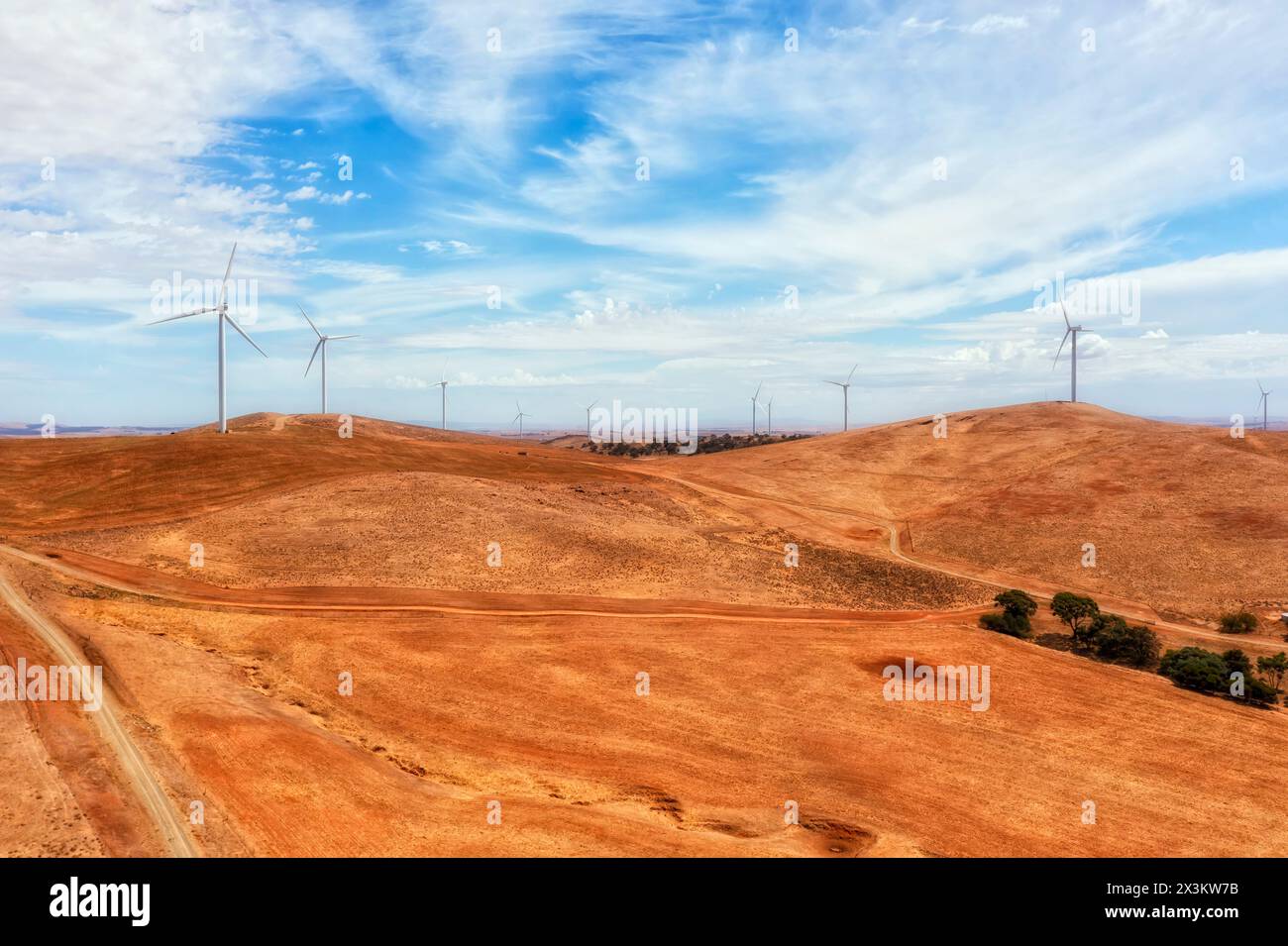 Windmühlenturbinen auf Hügeln im abgelegenen Süden Australiens, die erneuerbare Energie aus Windkraft erzeugen. Stockfoto