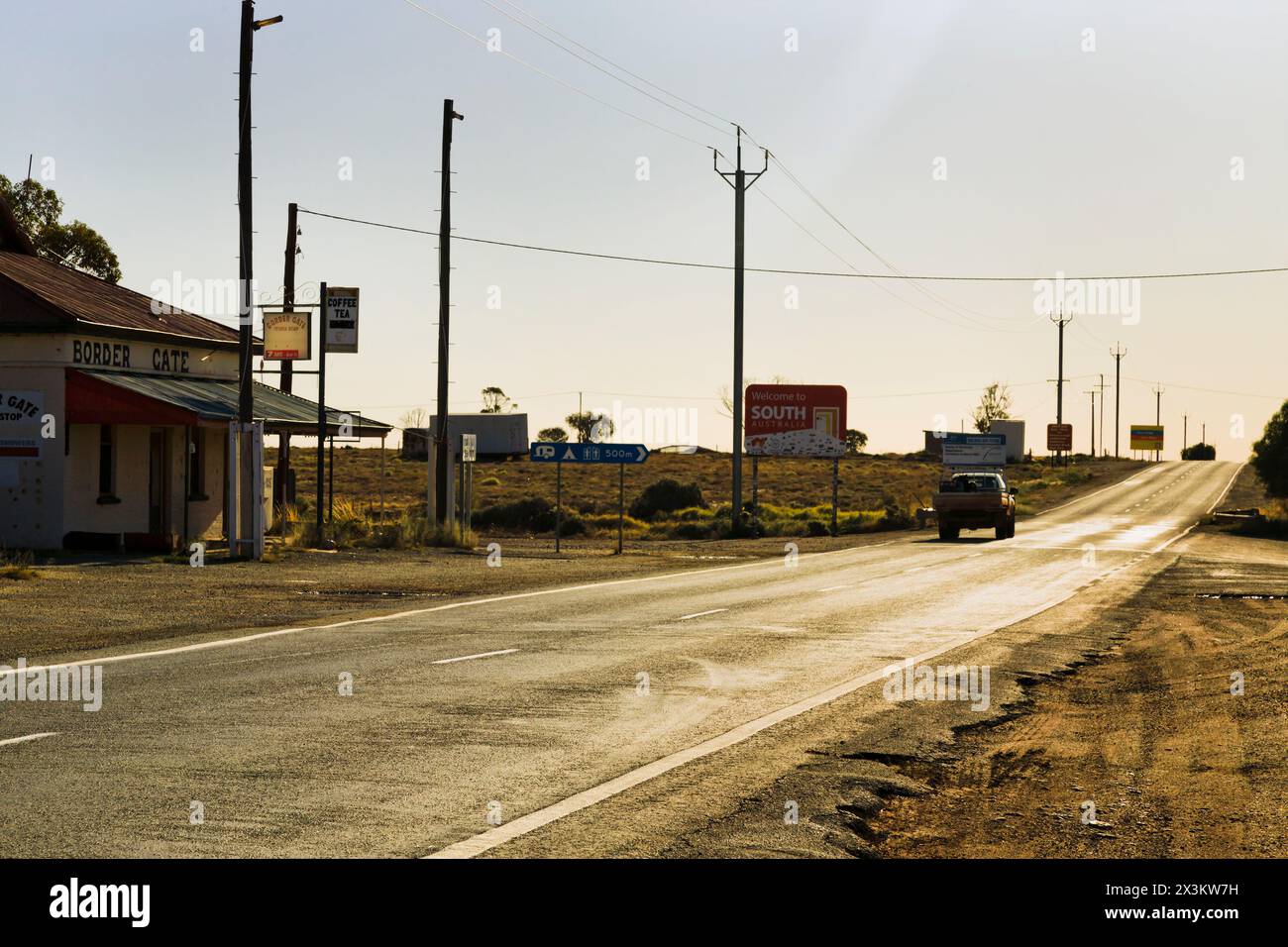 3. März 2024, Cockburn, South Australia - Willkommen beim Grenzschild SA am Barrier Highway bei Sonnenuntergang. Stockfoto