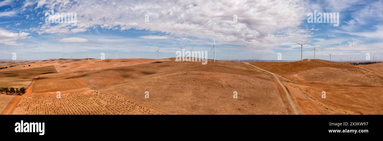 Kette von Windkraftanlagen für erneuerbare Energien auf einer Windmühlenfarm in South Australia. Stockfoto