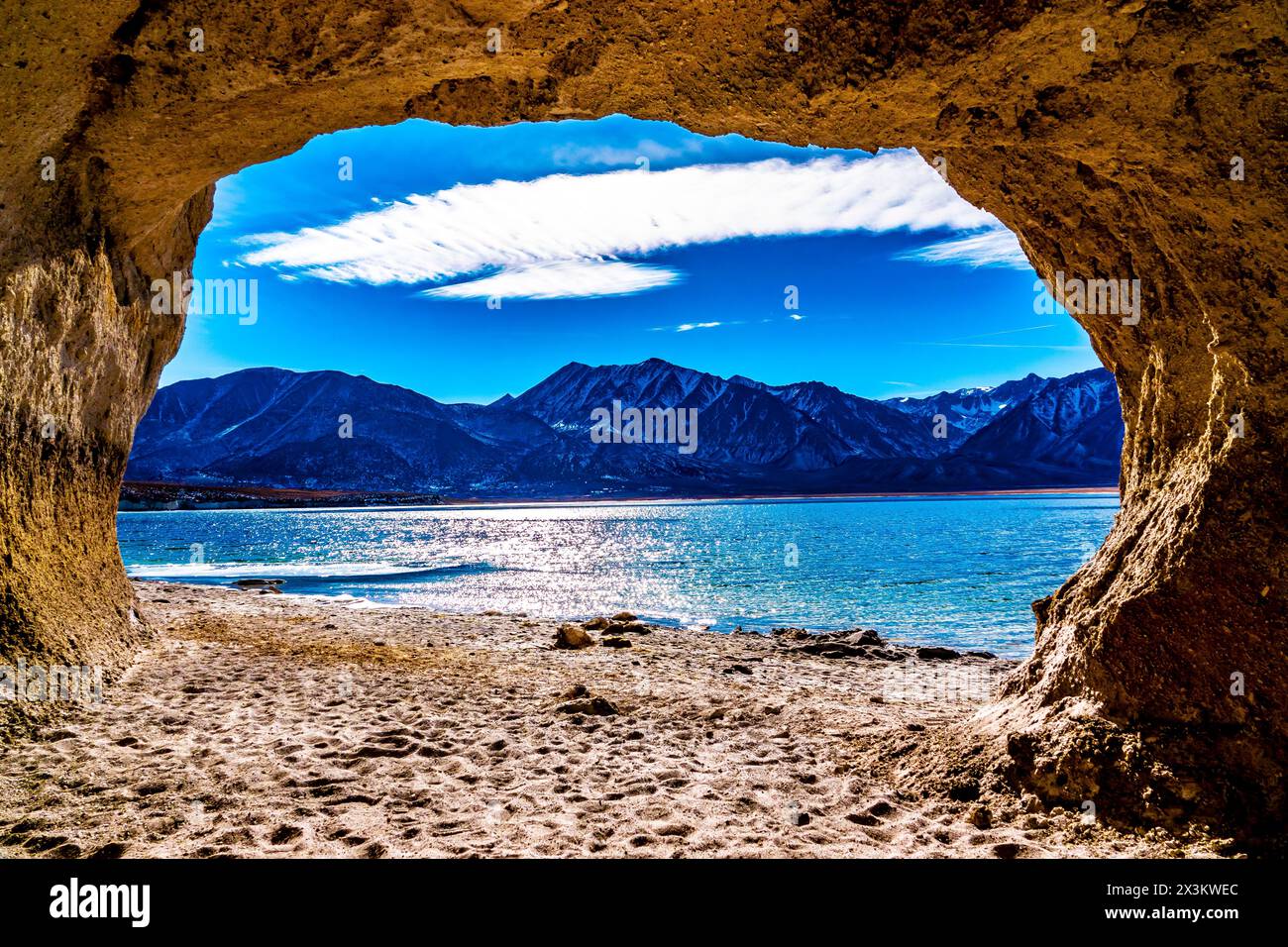 Dies ist der Blick aus dem Inneren einer kleinen Höhle am Ostufer des Lake Crowley. Die Berge der Sierra Nevada, nicht weit von Mammoth Lakes, CA. Stockfoto