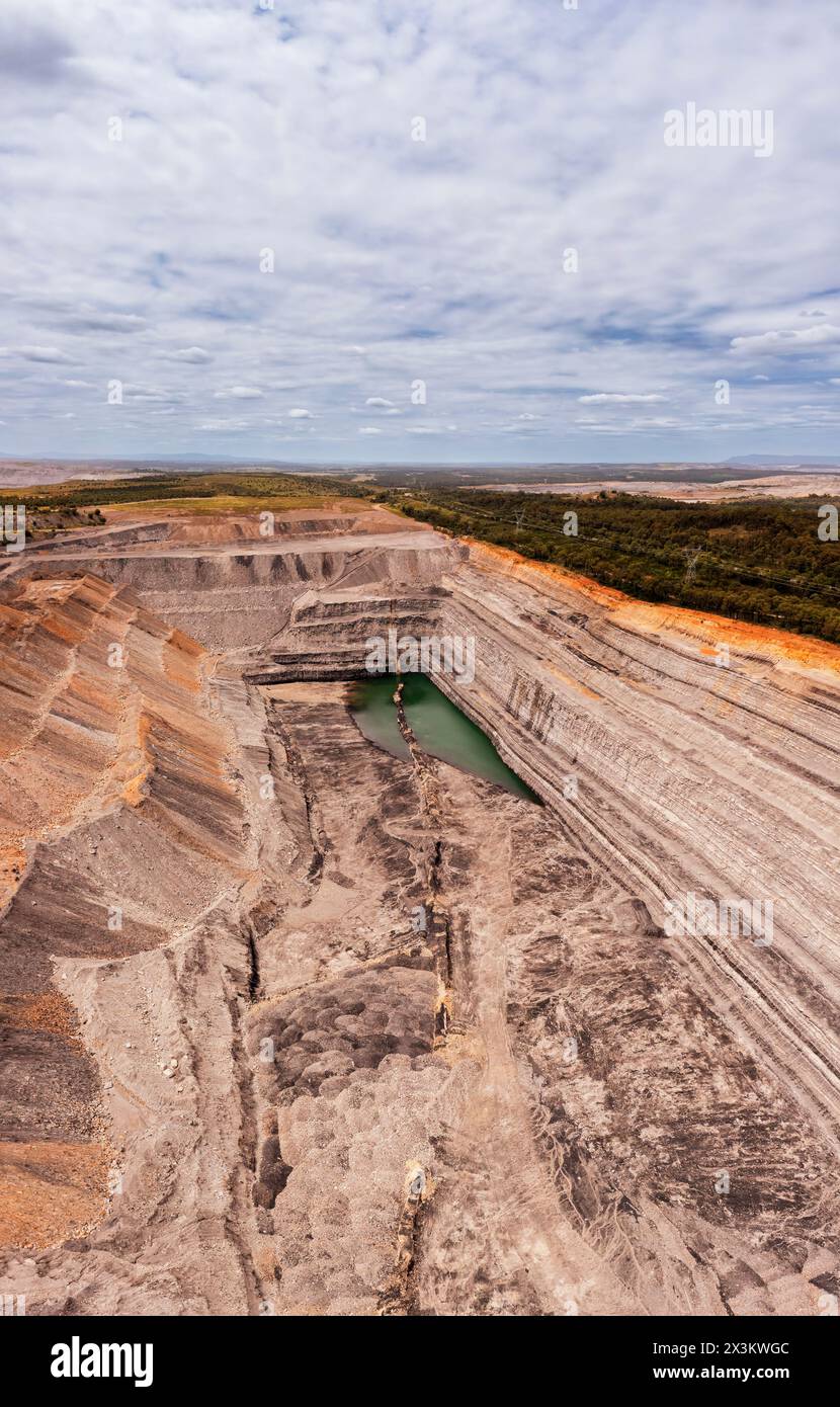 Riesige Tagebau-Schwarzkohleeisenerzmine im Hunter Valley in Australien - vertikales Panorama aus der Luft. Stockfoto