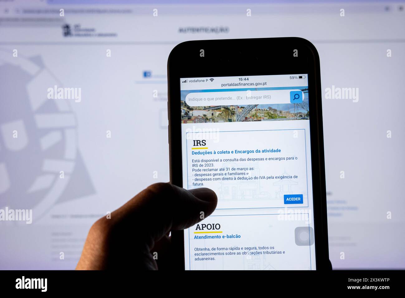 Azoren, Portugal - 29.03.2024: Beitragender hält Smartphone mit portugiesischem IRS - Website der Autoridade Tributária e Aduaneira. Stockfoto