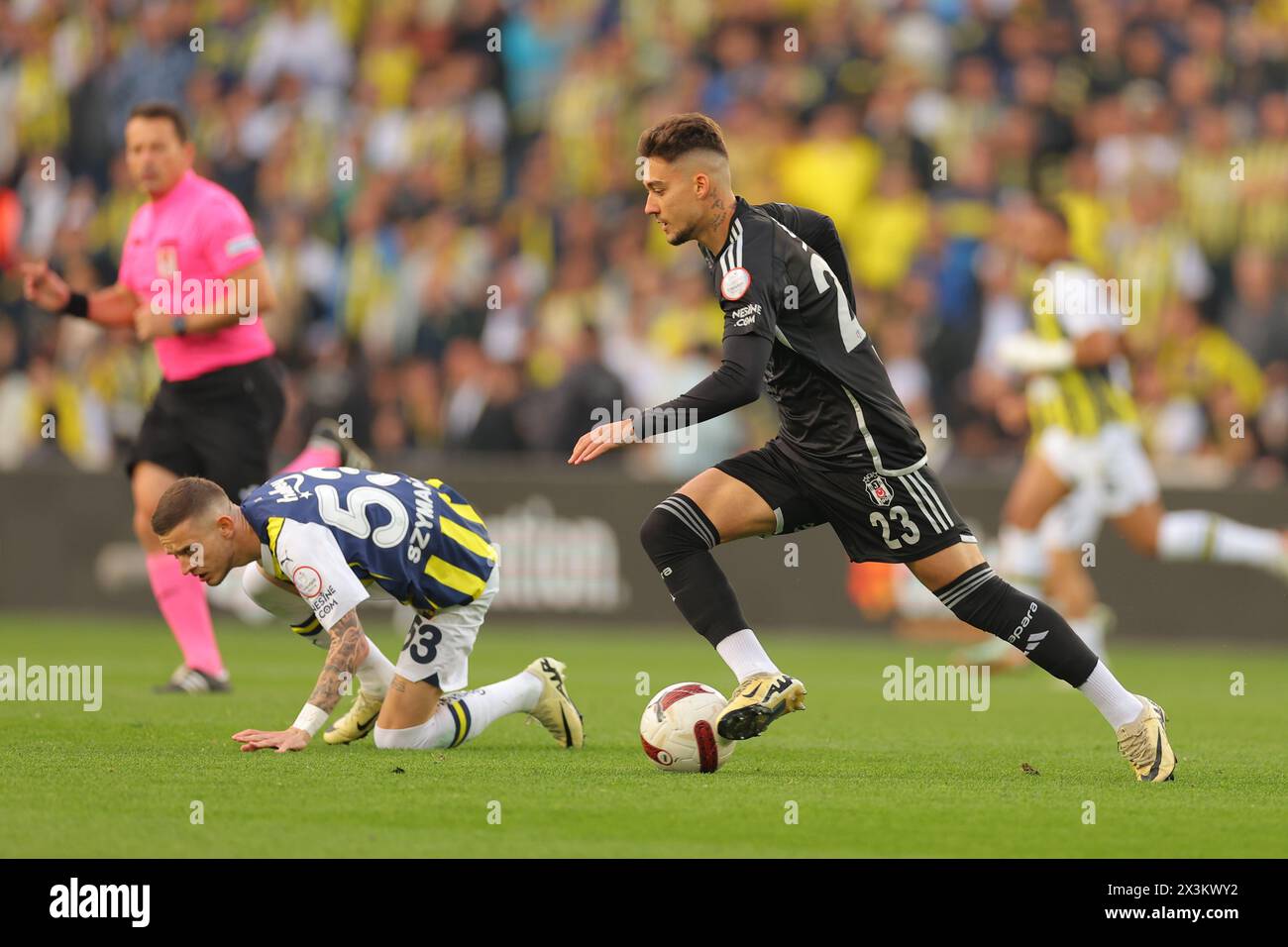 Istanbul, Türkei. April 2024. Istanbul, Türkei, 27. April 2024: Ernest Muci (23 Besiktas) während des türkischen Super League-Fußballspiels zwischen Fenerbahce und Besiktas im Ulker Stadium, Türkei. (EO/SPP) Credit: SPP Sport Press Photo. /Alamy Live News Stockfoto