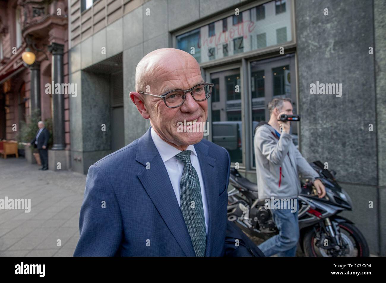 27. April 2024, Berlin: Der ehemalige Bundeskanzler Gerhard Schroeder feierte am 27. April 2024 seinen 80. Geburtstag im Restaurant Borchardt in Berlin. Schroeder, eine Schlüsselfigur der deutschen Politik von den 1990er bis Anfang der 2000er Jahre, war von 1998 bis 2005 Landesführer in einer Koalitionsregierung mit den Grünen. Zahlreiche Gäste nahmen an der Feier Teil, darunter Sigmar Gabriel, ehemaliger Bundesminister für auswärtige Angelegenheiten, Gregor Gysi, Abgeordneter des Deutschen Bundestages, und Otto Schily, ehemaliger Innenminister. Weitere prominente Teilnehmer waren Matthias Stockfoto