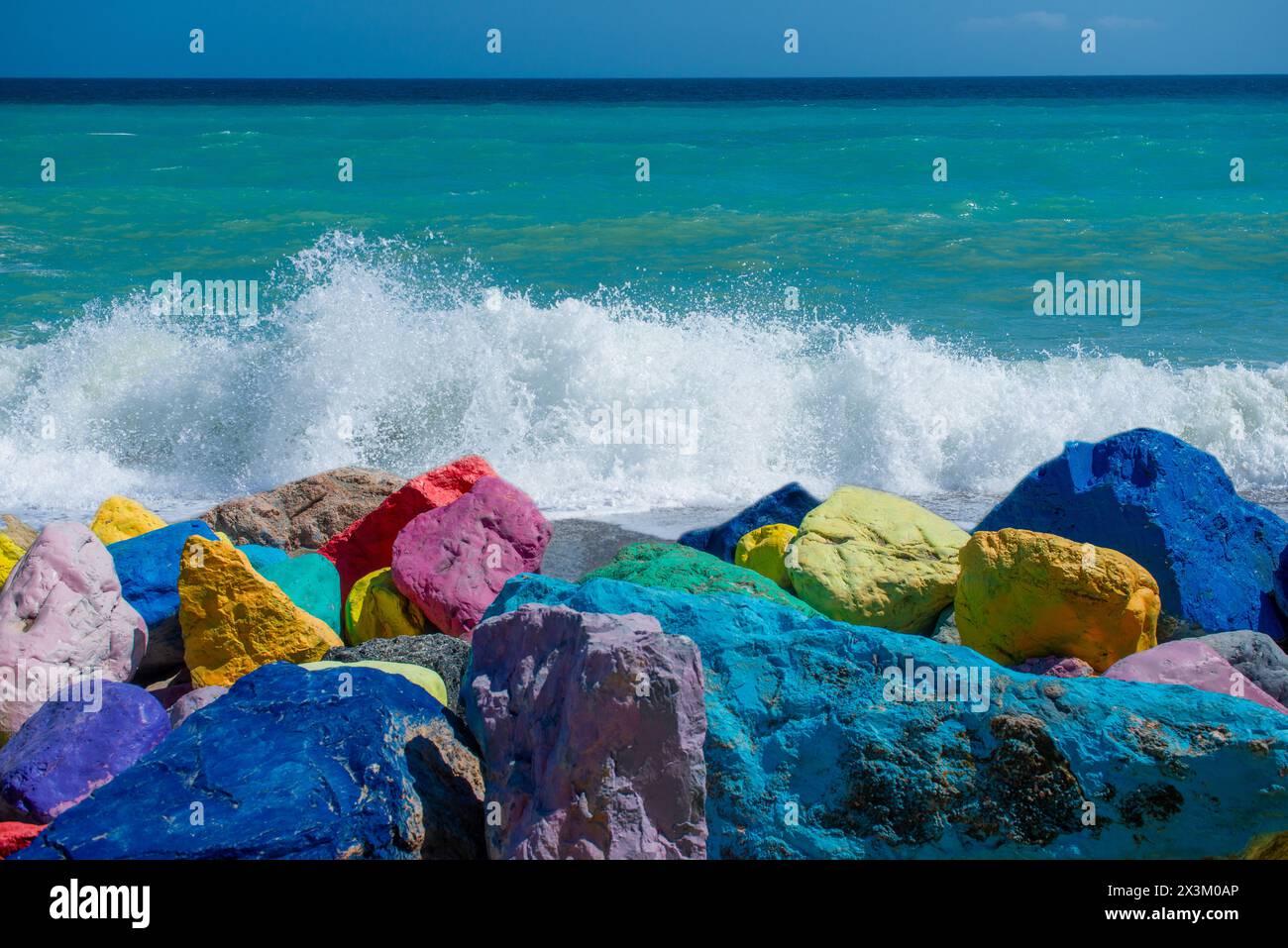 Steine in Regenbogenfarben am Meer Stockfoto