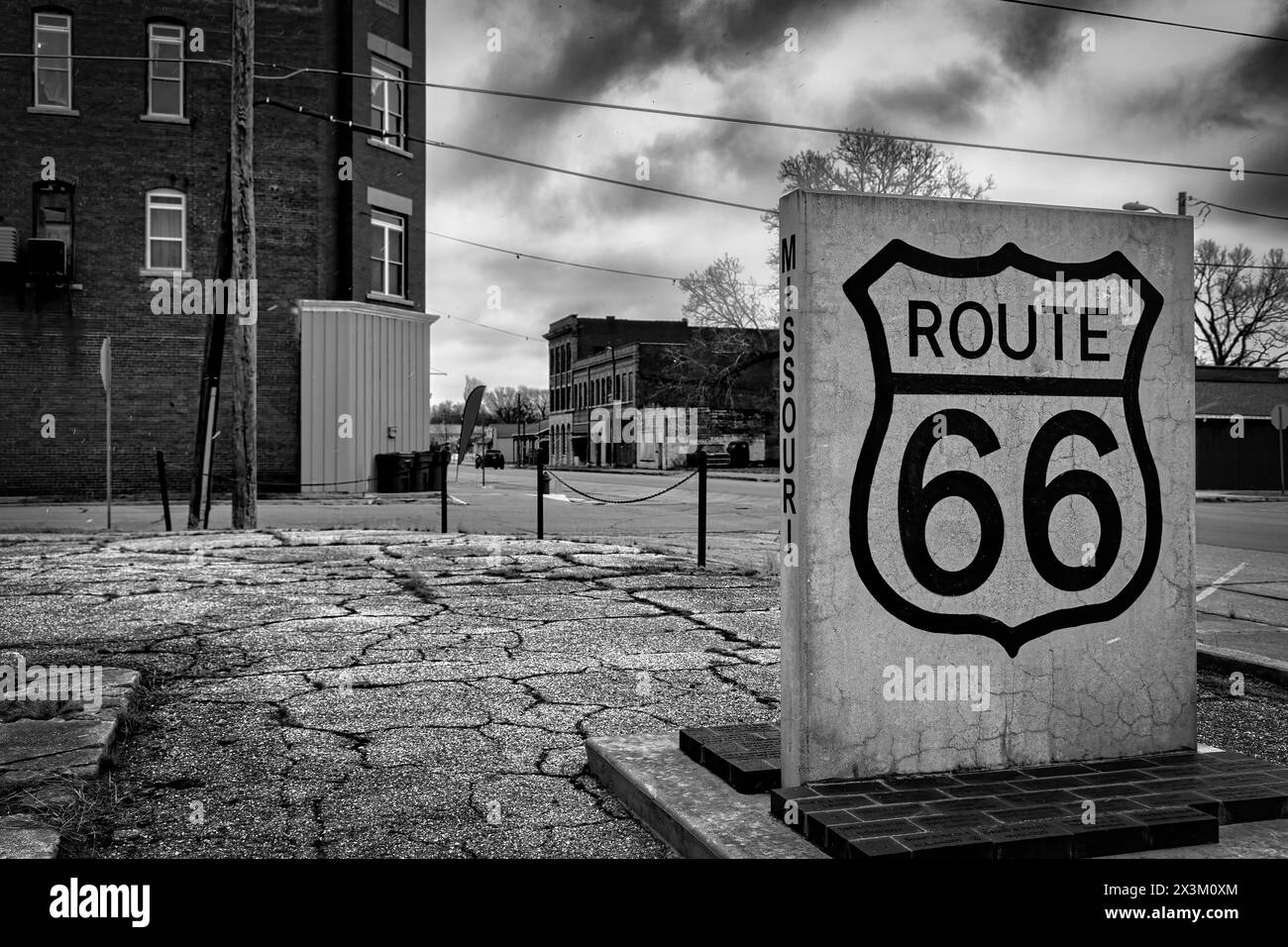 Ein Wegweiser zur Route 66 auf der historischen Route durch die kleine Stadt Carterville, Missouri. Stockfoto