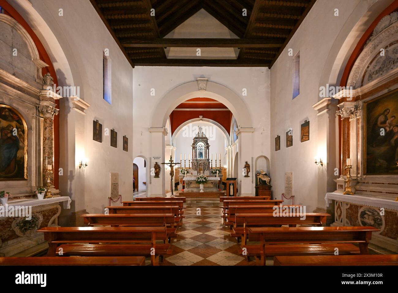 Split, Kroatien - 21. Juli 2023: Kirche und Konvent des Heiligen Franziskus in Split, Kroatien. Stockfoto