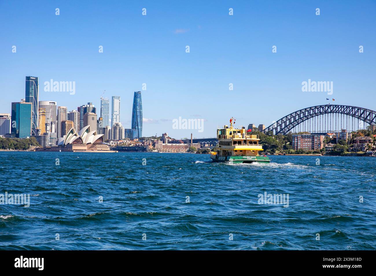 Hafen von Sydney mit Blick auf die Hafenbrücke von Sydney, das Opernhaus und die Fähre von Sydney, die sich dem Stadtzentrum von Sydney nähert und die Skyline von Bürogebäuden bietet, 2024 Stockfoto