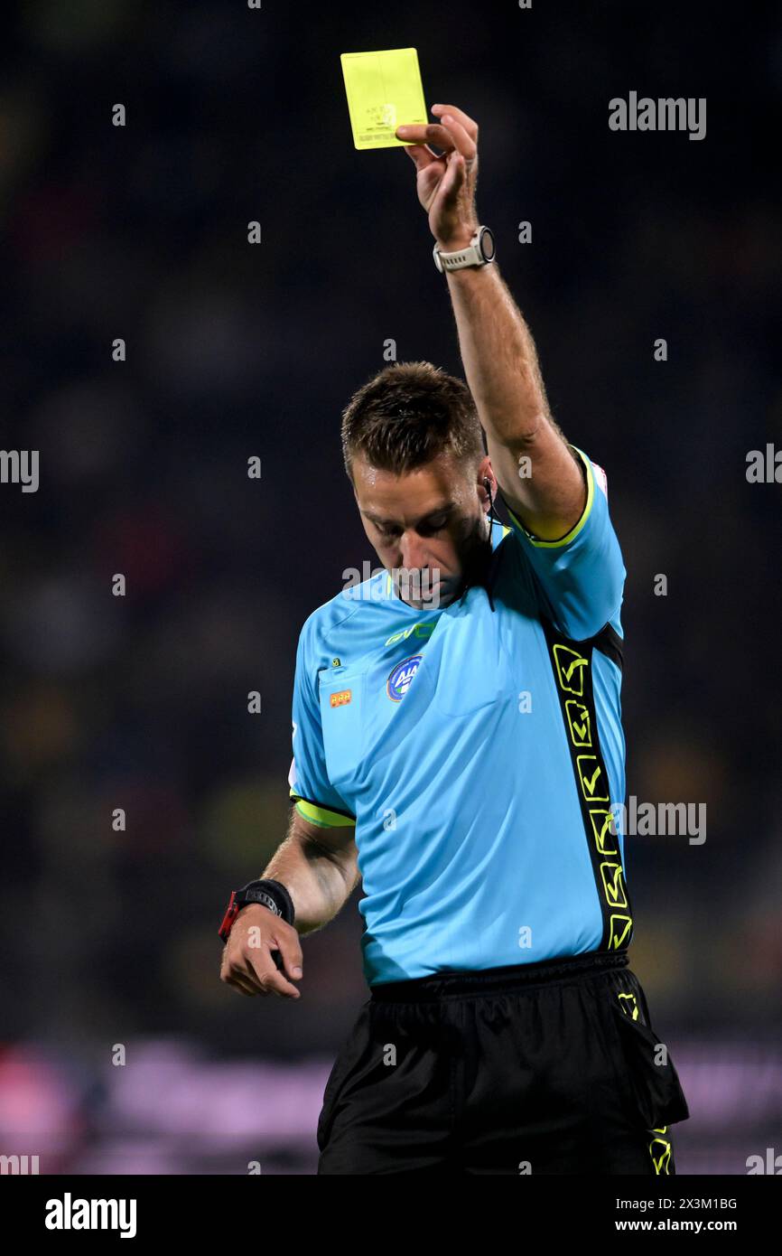 Schiedsrichter Francesco Fourneau zeigt eine gelbe Karte während des Fußballspiels der Serie A zwischen Frosinone Calcio und US Salernitana im Benito Stirpe Stadion in Frosinone (Italien) am 26. April 2024. Stockfoto