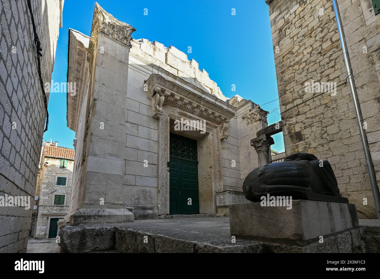 Vordertor des Jupitertempels im Diokletianpalast in Split, Kroatien, schönes restauriertes historisches Gebäude mit grüner Tür und bewacht von Stockfoto