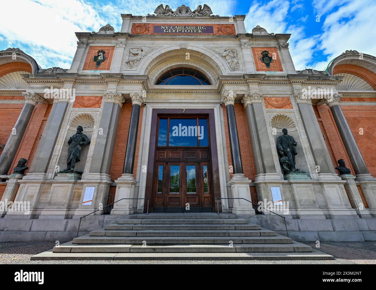 Kopenhagen, Dänemark - 17. Juli 2023: NY Carlsberg Glyptotek Gebäude am Abend in Kopenhagen, Dänemark. Stockfoto