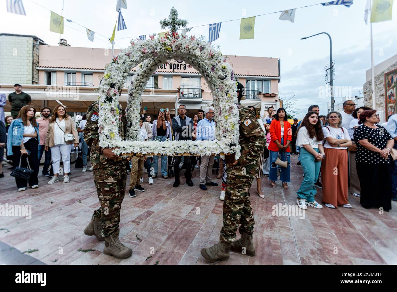 Larnaka, Zypern. April 2024. Zwei Soldaten tragen am 27. April 2024 die Lazarus Epitaph, Larnaka, Zypern. Die Menschen versammeln sich zur Feier der Auferstehung des Lazarus in der orthodoxen Kirche des Heiligen Lazarus in Larnaka, eine Woche vor dem orthodoxen Ostern. Der Heilige Lazarus ist der schutzheilige von Larnaka. (Foto: Kostas Pikoulas/SIPA USA). Quelle: SIPA USA/Alamy Live News Stockfoto