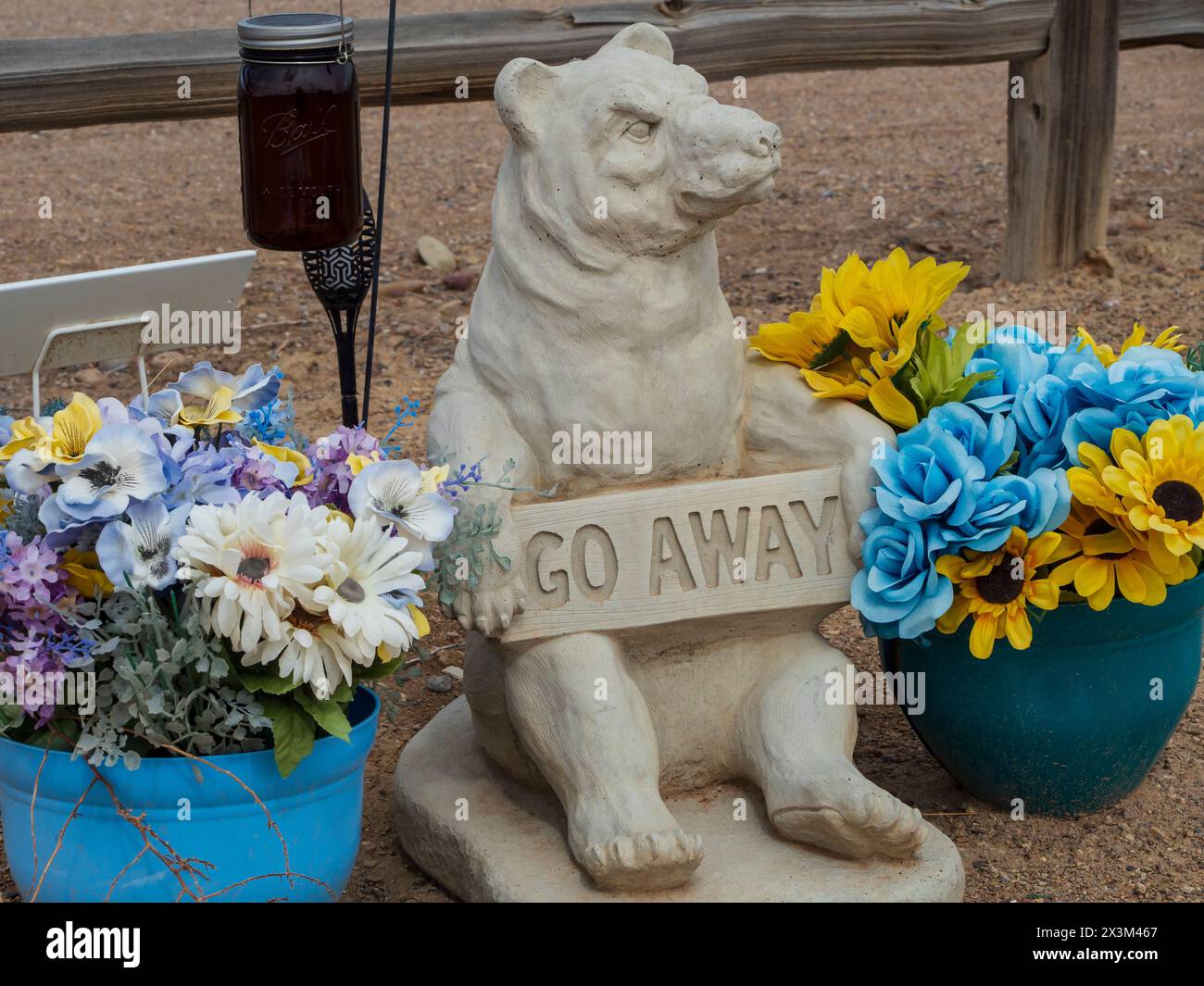 Geh weg, Bär, Elgin Cemetery, Green River, Utah. Stockfoto