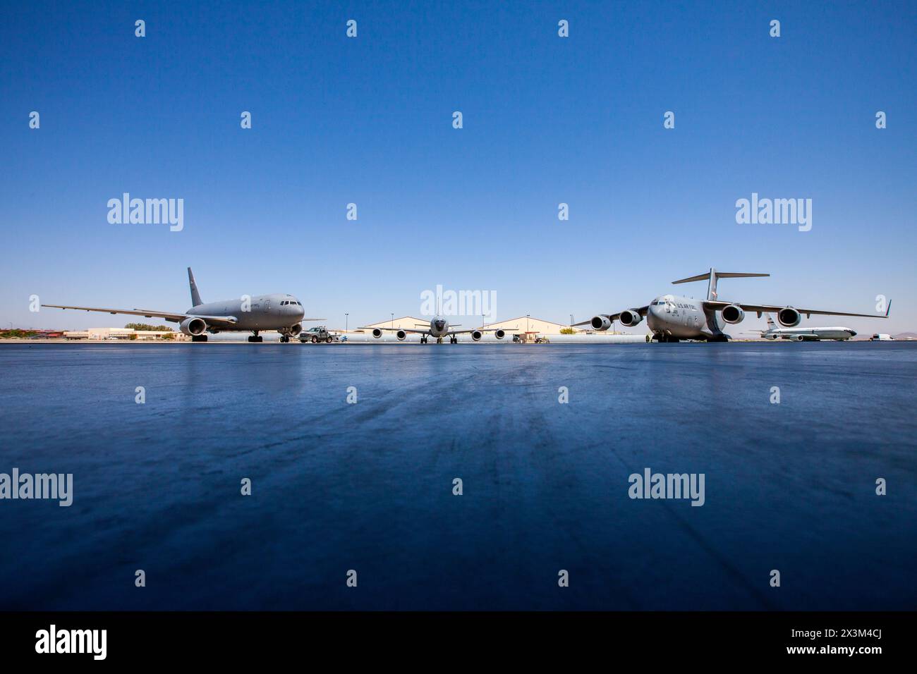 Eine KC-46, eine KC-135 und eine C-17 der 418th Flight Test Squadron stehen auf der Rampe am 2. Juni 2023 auf der Edwards Air Force Base. Jedes dieser Flugzeuge spielt eine entscheidende Rolle bei der Mission des 418. FLTS. (Foto der US Air Force von Carla Escamilla) Stockfoto