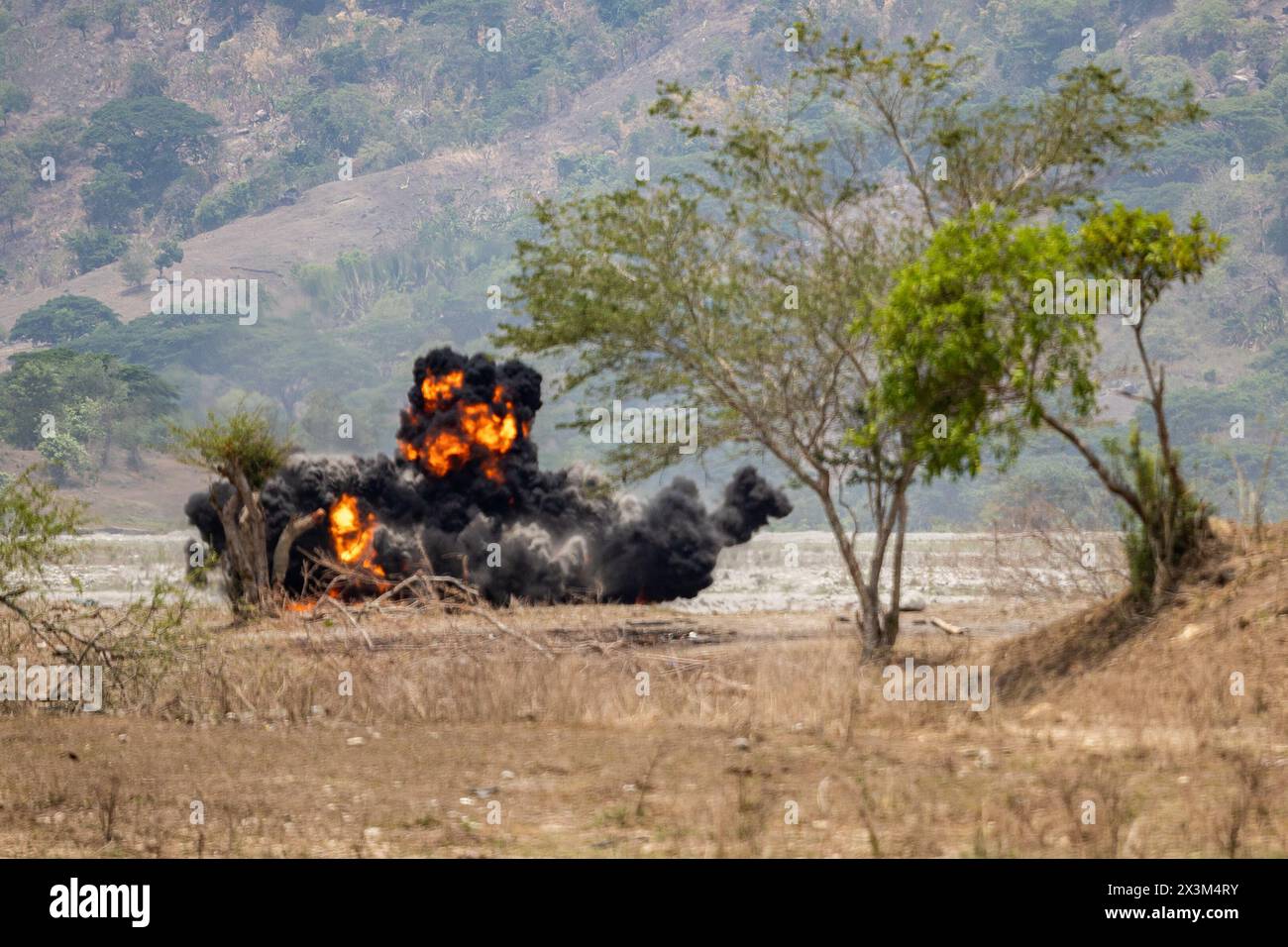 U.S. Marines mit 3. Sprengstoffkompanie, 9. Ingenieur-Unterstützungsbataillon, 3. Marine Logistics Group, 1. EOD Company, 7. ESB, 1. MLG, und Soldaten der Streitkräfte der Philippinen führen während der Übung Balikatan 24 am 26. April 2024 einen kontrollierten Abbruchbereich auf der Oberst Ernesto Rabina Air Base auf den Philippinen durch. BK 24 ist eine jährliche Übung zwischen den Streitkräfte der Philippinen und dem US-Militär, die darauf abzielt, die bilaterale Interoperabilität, Fähigkeiten, Vertrauen und Zusammenarbeit zu stärken, die über Jahrzehnte gemeinsamer Erfahrungen aufgebaut wurde. (Foto des U.S. Marine Corps von CPL. Kyle CH Stockfoto