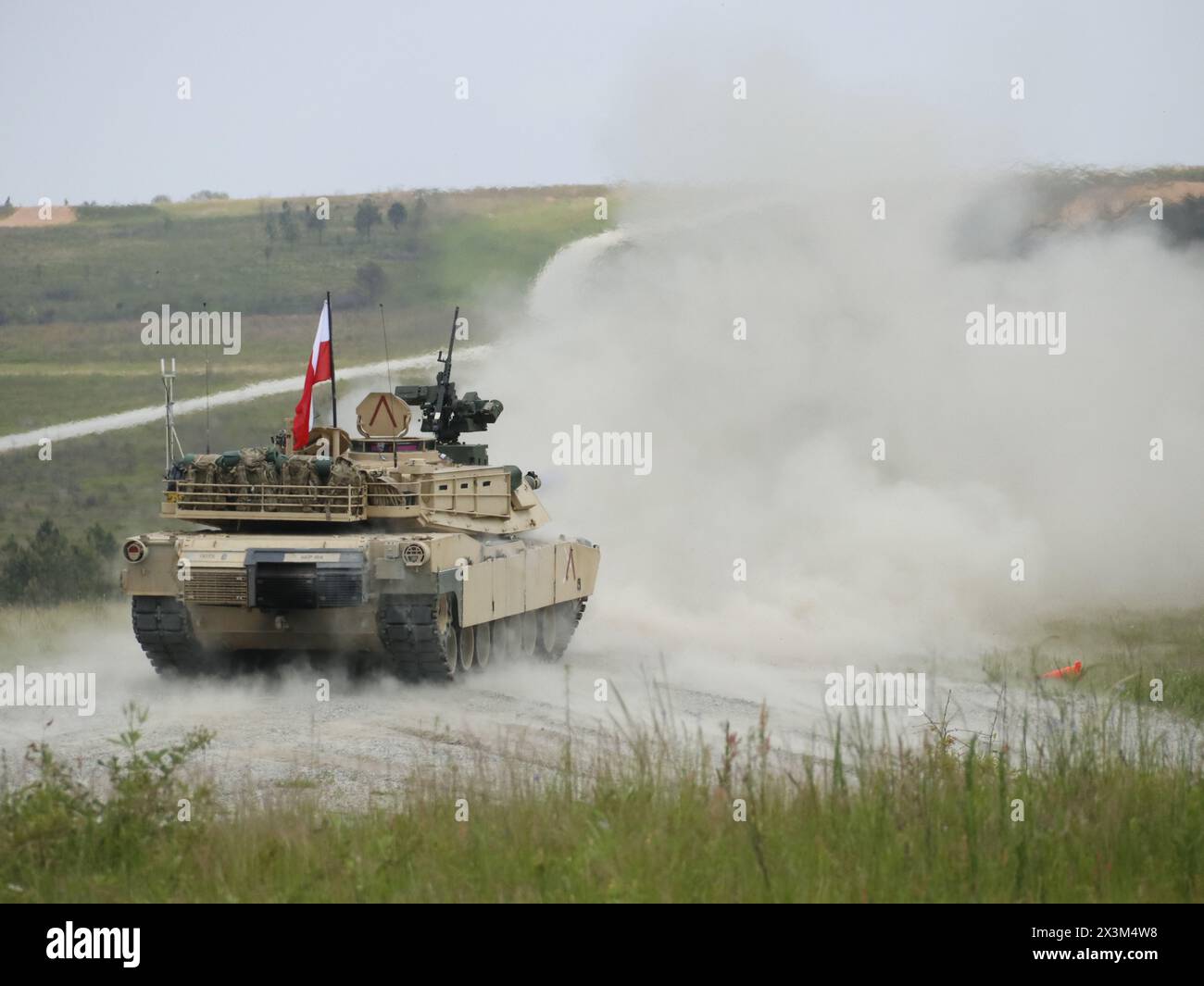 Ein M1A2 Abrams führt am 26. April 2024 im Digital Multi-Purpose Range Complex in Fort Moore, Ga, Tests zur Genauigkeit von Live-Fire durch. Die polnische Panzerbesatzung bereitet sich darauf vor, während des Sullivan Cup 2024, einem zweijährlichen Panzerwettbewerb, bei dem die beste Panzerbesatzung ermittelt wird, Schießtische durchzuführen. Stockfoto