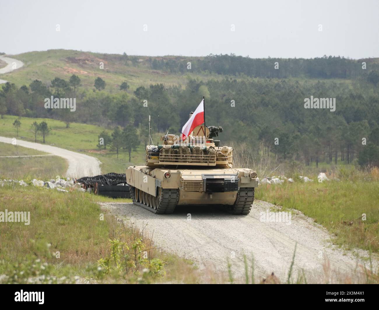 Ein M1A2 Abrams führt am 26. April 2024 im Digital Multi-Purpose Range Complex in Fort Moore, Ga, Tests zur Genauigkeit von Live-Fire durch. Die polnische Panzerbesatzung bereitet sich darauf vor, während des Sullivan Cup 2024, einem zweijährlichen Panzerwettbewerb, bei dem die beste Panzerbesatzung ermittelt wird, Schießtische durchzuführen. Stockfoto