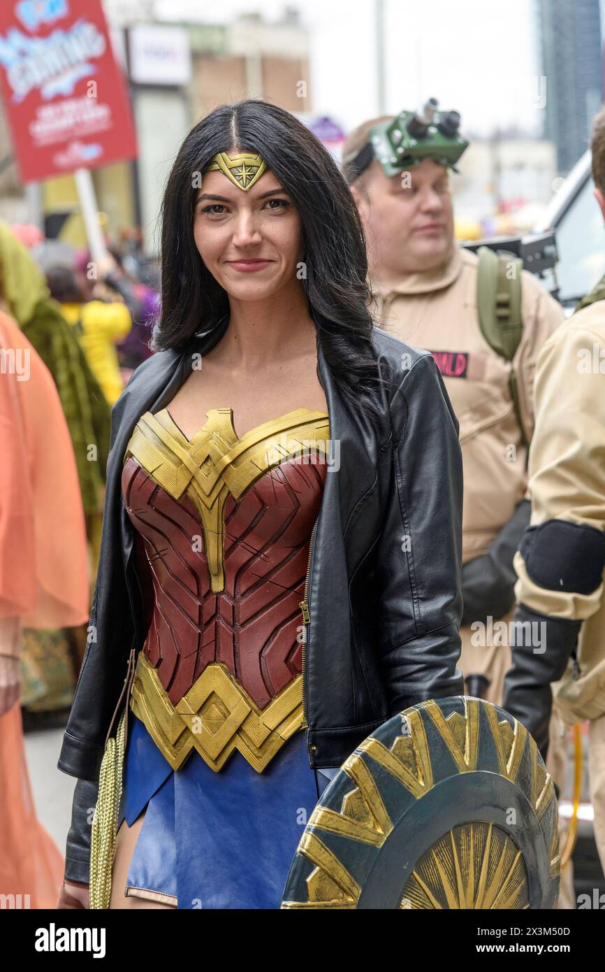 Wonder Woman, Cosplayer bei der Parade der Wunder, signalisiert den Start des Comic-Wochenendes der Calgary Expo. Stockfoto
