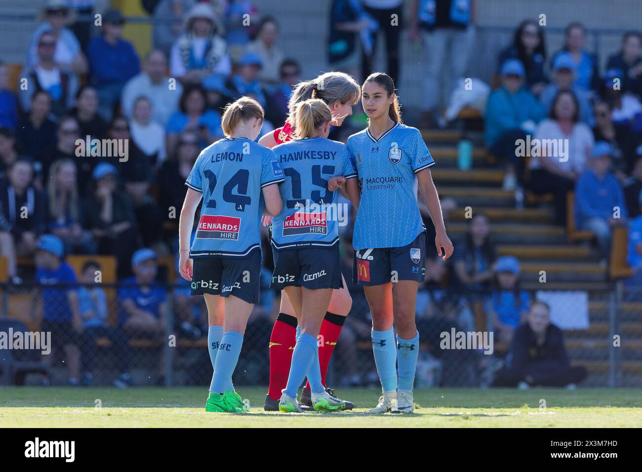 Sydney, Australien. April 2024. Die Spieler des Sydney FC bilden eine Mauer vor dem Elfmeterschießen der Mariners während des Halbfinalspiels der A-League Women zwischen Sydney FC und den Mariners im Leichhardt Oval am 27. April 2024 in Sydney, Australien Credit: IOIO IMAGES/Alamy Live News Stockfoto