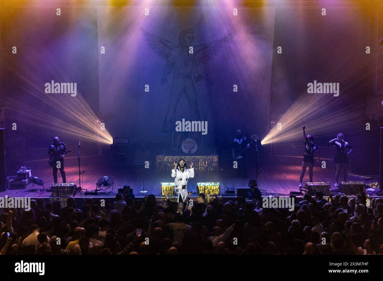 Newcastle, Großbritannien - Elvana, Elvis fronted Nirvana tritt am 27. April im O2 City Hall in Newcastle auf, am letzten Abend ihrer UK-Tour. Foto: Jill O'Donnell/Alamy Live News Stockfoto Newcastle, Großbritannien - Elvana, Elvis fronted Nirvana tritt am 27. April im O2 City Hall in Newcastle auf, am letzten Abend ihrer UK-Tour. Foto: Jill O'Donnell/Alamy Live News Stockfoto