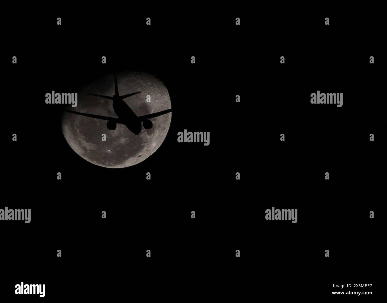 Waning Moon in the Sky of SP SAO PAULO SP, 04/27/2024 - MOON/WINNING/SKY/SP - Bild des Waning Moon, aus einer Nachbarschaft in der Nordzone, am Himmel der Stadt Sao Paulo, mit einem Flugzeug, das das Mondglühen überquert, diesen Samstag, 27. Foto: J.Souza/ATO Press/IMAGO GERAL Waning Moon in the Sky of SP Sao Paulo Brasil Copyright: XJ.Souzax Stockfoto