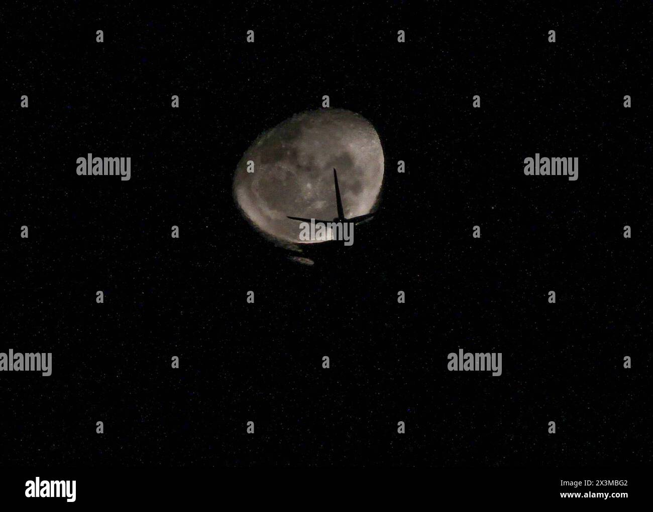 Waning Moon in the Sky of SP SAO PAULO SP, 04/27/2024 - MOON/WINNING/SKY/SP - Bild des Waning Moon, aus einer Nachbarschaft in der Nordzone, am Himmel der Stadt Sao Paulo, mit einem Flugzeug, das das Mondglühen überquert, diesen Samstag, 27. Foto: J.Souza/ATO Press/IMAGO GERAL Waning Moon in the Sky of SP Sao Paulo Brasil Copyright: XJ.Souzax Stockfoto