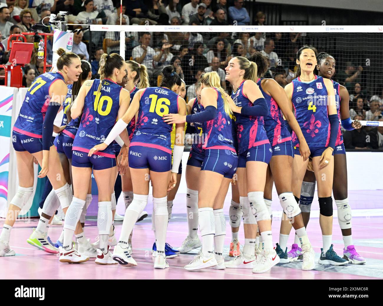 Florenz. April 2024. Die Spieler von Scandicci jubeln vor dem Play-off-Spiel zwischen Scandicci und Conegliano in der Serie A1 Women 2023-2024 Volleyballliga in Scandicci in Florenz, Italien, 27. April 2024. Quelle: Xinhua/Alamy Live News Stockfoto