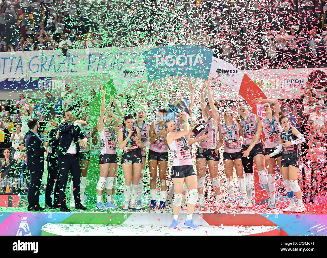 Florenz. April 2024. Die Teammitglieder von Conegliano feiern mit einem Pokal, nachdem sie am 27. April 2024 die Volleyballliga der Serie A1 Frauen 2023-2024 in Scandicci in Florenz gewonnen haben. Quelle: Xinhua/Alamy Live News Stockfoto