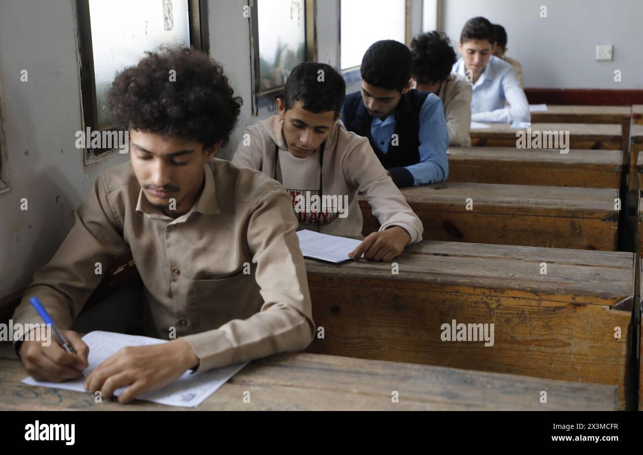 Sanaa, Sanaa, Jemen. April 2024. Ein Schüler sitzt für eine Sekundarschulprüfung an einer öffentlichen Schule in Sanaa Das Bildungsministerium schätzt, dass etwa 215.000 Schüler in 1493 Schulen in den von den Huthi kontrollierten nördlichen Provinzen des Jemen ihre Abschlussprüfungen für das akademische Jahr 2023-2024 ablegen. (Kreditbild: © Osamah Yahya/ZUMA Press Wire) NUR REDAKTIONELLE VERWENDUNG! Nicht für kommerzielle ZWECKE! Stockfoto