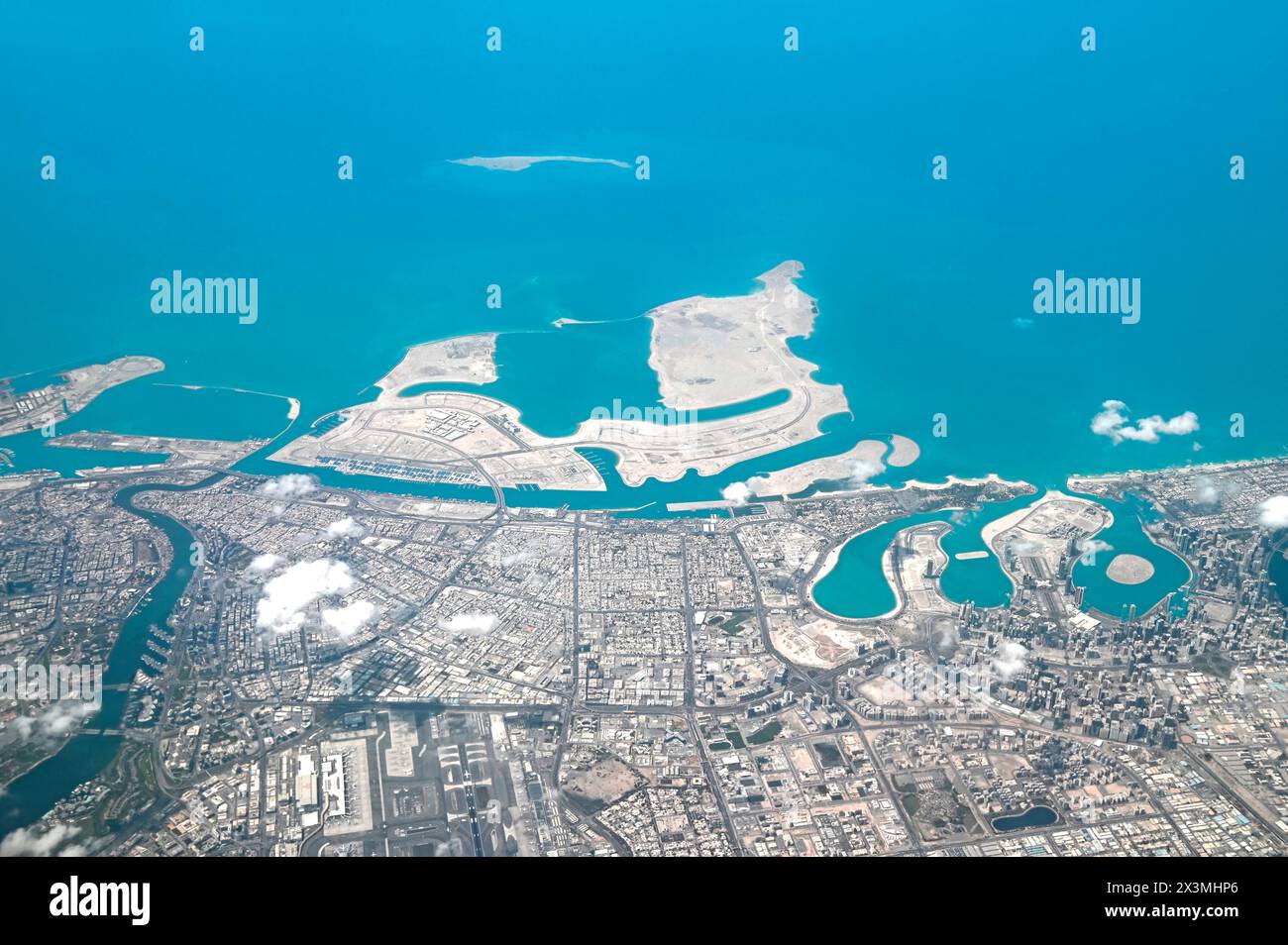 Aus der Vogelperspektive von Dubai, Drohnenflug, Auswanderungsumriss mit Wüste, Meer und Architektur Stockfoto