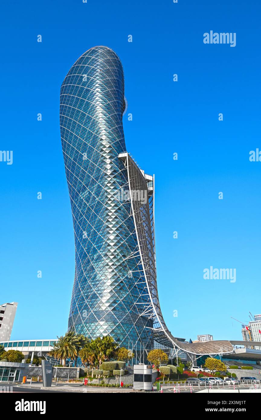 ABU DHABI - 28. März: Der berühmte Wolkenkratzer des Capital Gate Tower in Abu Dhabi am 28. März. 2024 in den Vereinigten Arabischen Emiraten Stockfoto