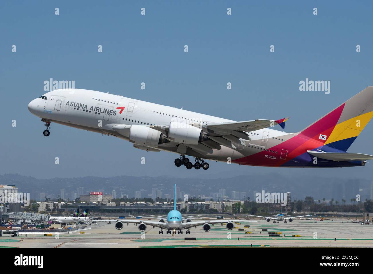 Asiana Airlines Airbus A380 wurde am LAX, Los Angeles International Airport, gezeigt. Stockfoto