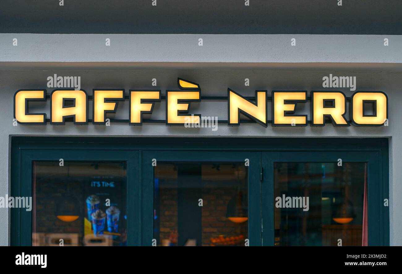 ISTANBUL – 15. JAN: Nahaufnahme des Logos Caffe Nero in Istanbul am 15. Januar. 2024 in der Türkei. Es handelt sich um eine Kaffeehausfirma mit Hauptsitz in London, eng Stockfoto