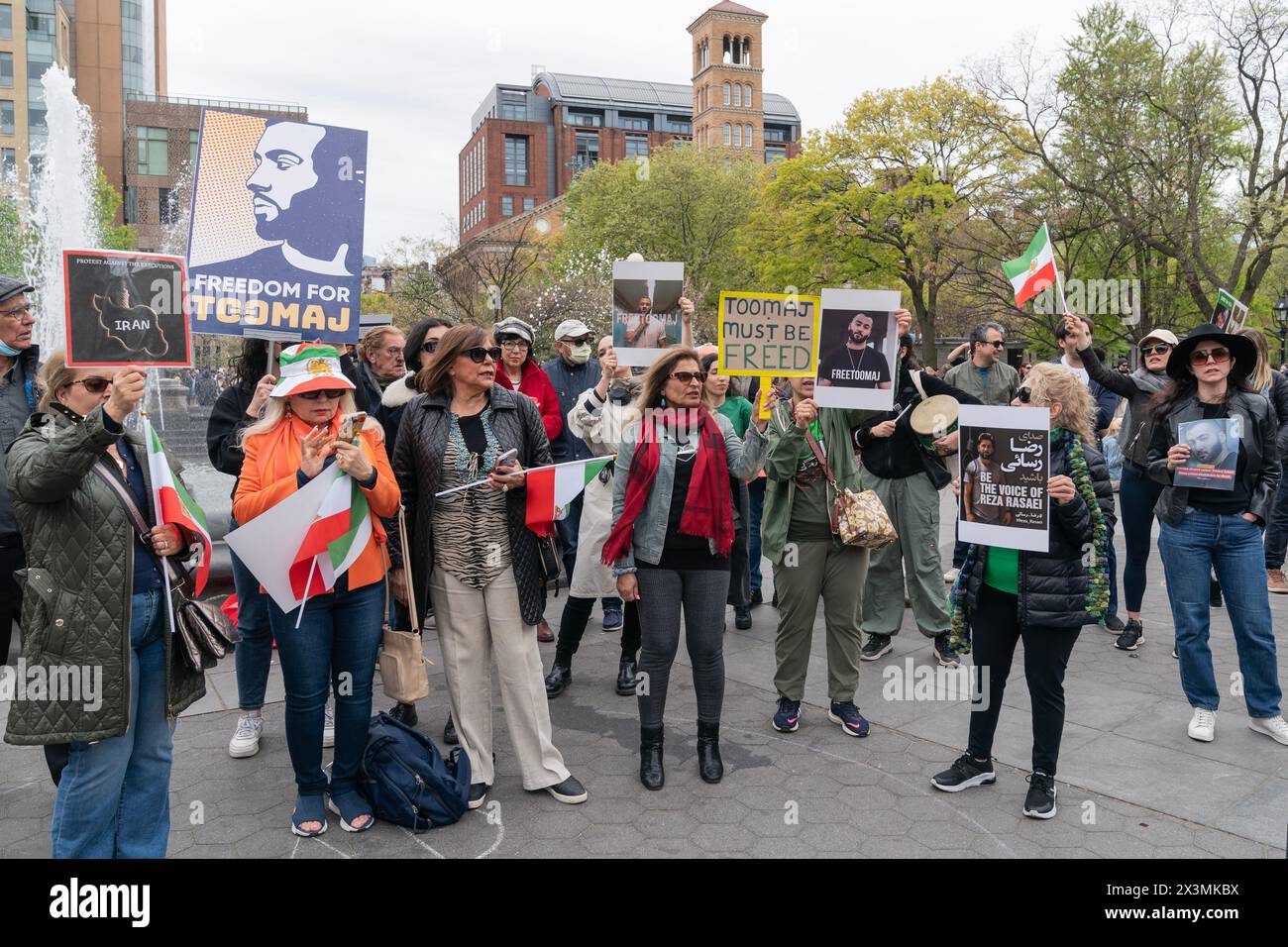 Am 27. April 2024 versammelten sich Aktivisten im Washington Square Park in New York gegen das iranische Regime und dessen Entscheidung, den Hip Hop-Künstler Toomaj Salehi zum Tode zu verurteilen Stockfoto