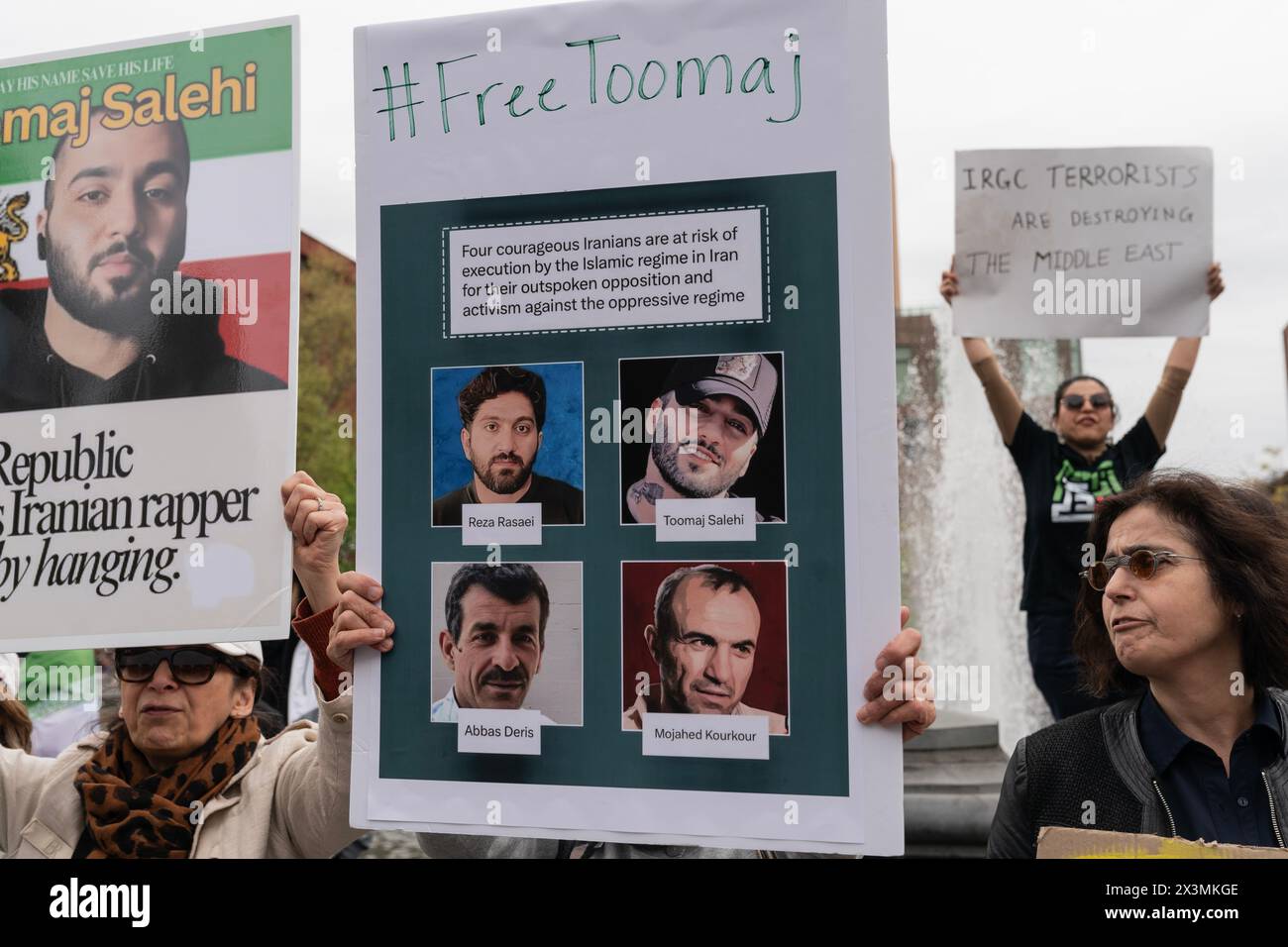 Am 27. April 2024 versammelten sich Aktivisten im Washington Square Park in New York gegen das iranische Regime und dessen Entscheidung, den Hip Hop-Künstler Toomaj Salehi zum Tode zu verurteilen Stockfoto