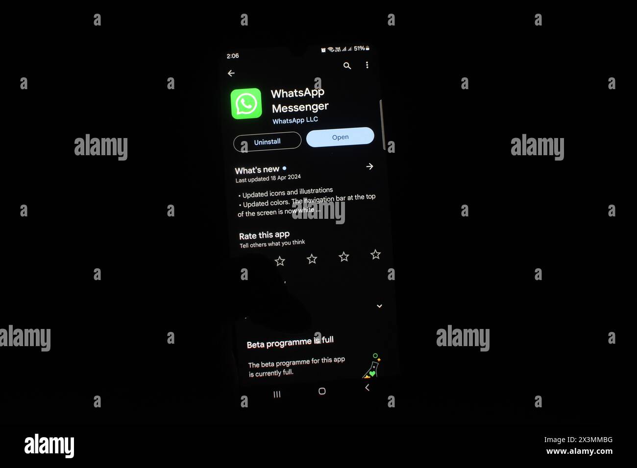 Srinagar, Indien. April 2024. WhatsApp wird auf einem Mobiltelefon angezeigt. Keine Kompromisse in Sachen Datenschutz, WhatsApp reichte eine Antwort an das Oberste Gericht in Delhi ein und hielt seinen Standpunkt zur Verschlüsselung aufrecht, sagt will Exit from India, wenn er darum gebeten wird, es zu brechen. Am 27. April 2024 in Srinagar, Kaschmir, Indien. (Foto von Firdous Nazir/Eyepix Group/SIPA USA) Credit: SIPA USA/Alamy Live News Stockfoto