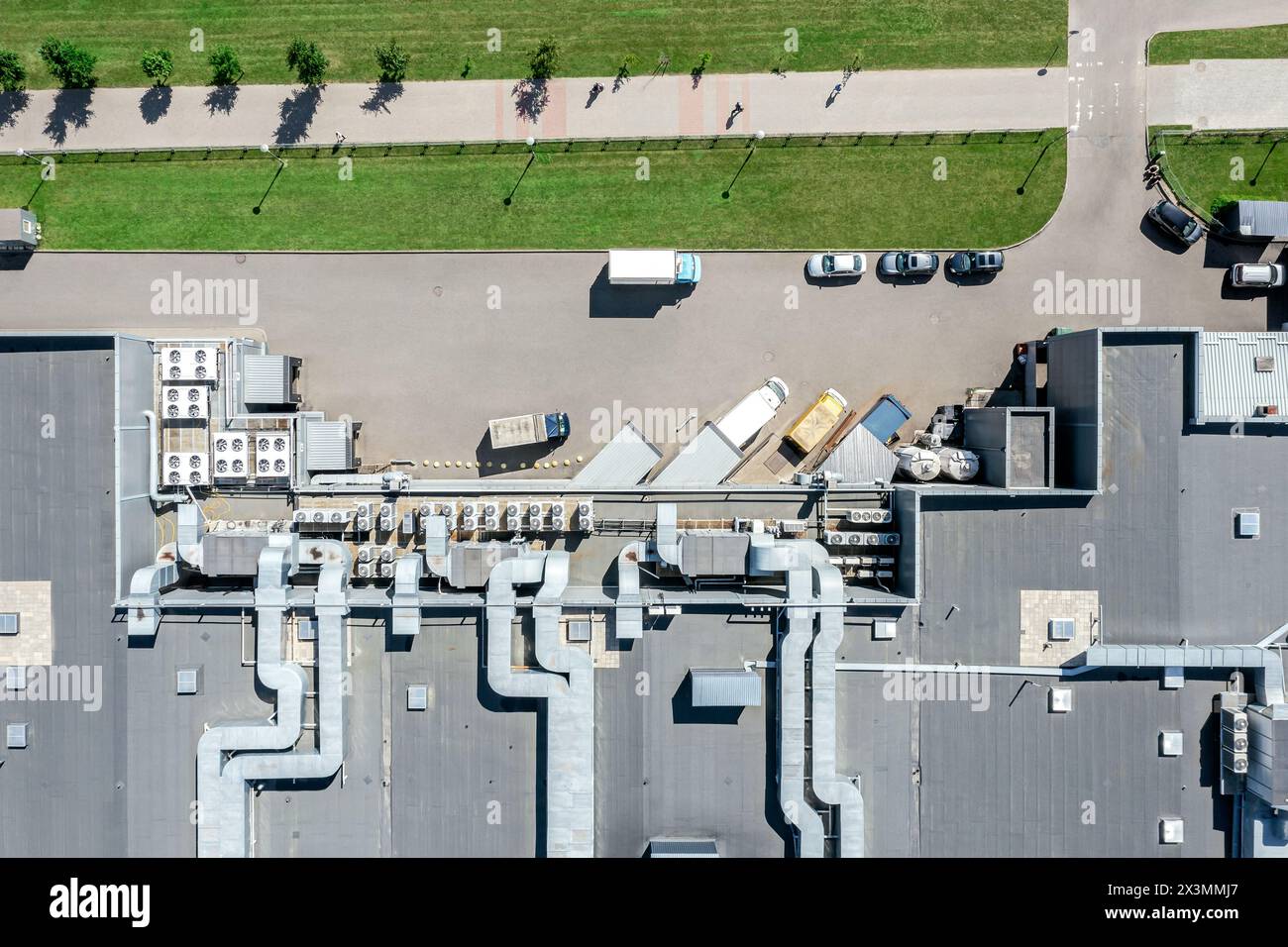 Industrielles Lüftungssystem zur Reinigung, Kühlung und Klimatisierung auf dem Supermarktdach. Draufsicht aus der Vogelperspektive. Stockfoto