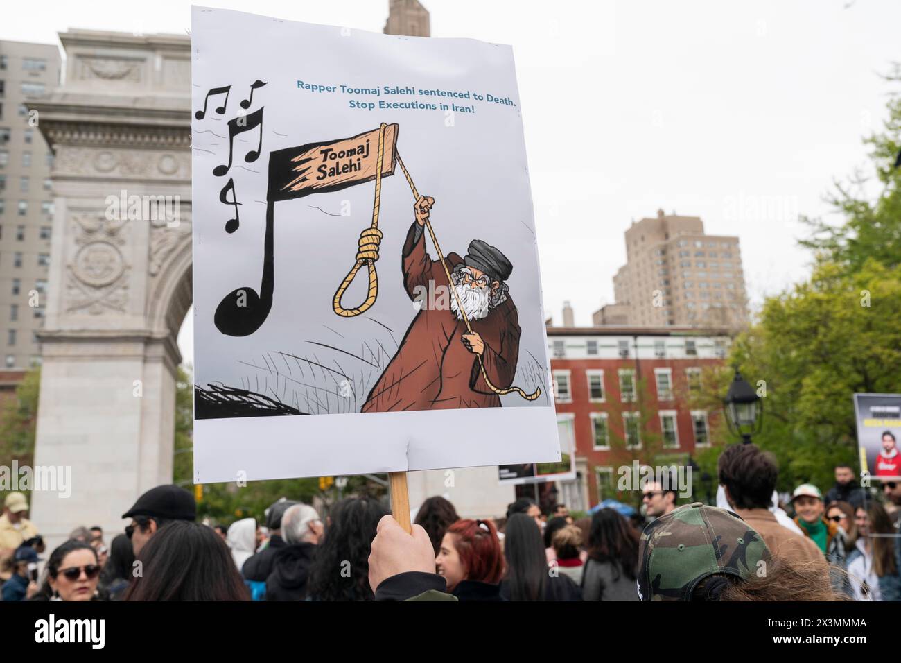 New York, New York, USA. April 2024. Aktivisten demonstrieren am 27. April 2024 im Washington Square Park in New York gegen das iranische Regime und seine Entscheidung, den Hip-Hop-Künstler Toomaj Salehi zu töten (Credit Image: © Lev Radin/ZUMA Press Wire) NUR REDAKTIONELLE VERWENDUNG! Nicht für kommerzielle ZWECKE! Stockfoto