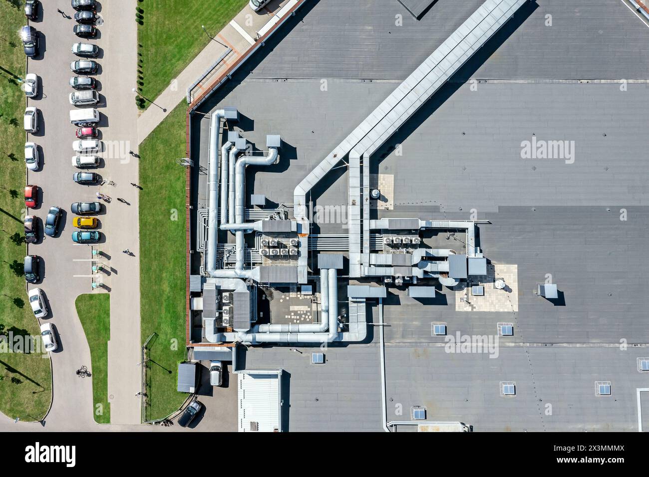 Schindeldach des Einkaufszentrums mit Industrieluftsystem für Lüftung und Klimaanlage. Luftbild, Draufsicht. Stockfoto