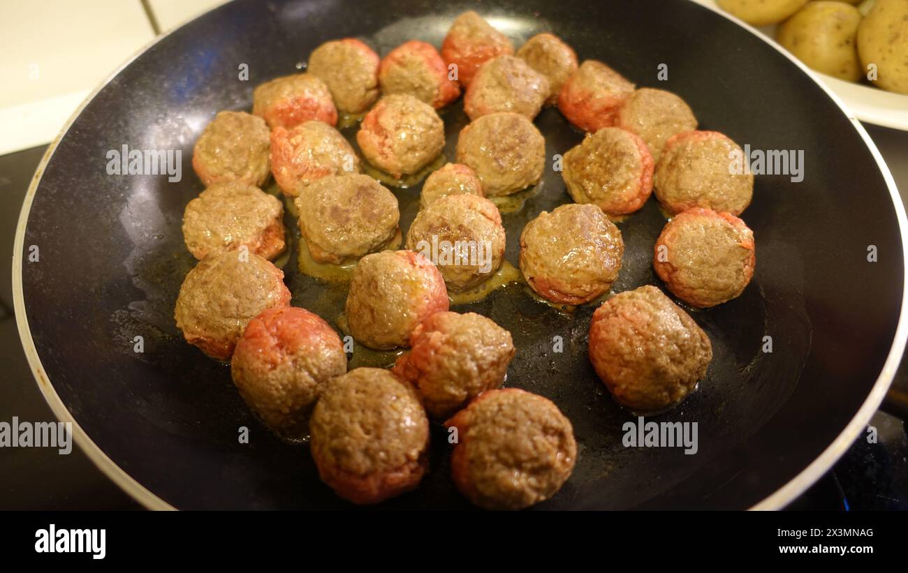 Hausgemachte Fleischbällchen kochen langsam in der Pfanne Stockfoto