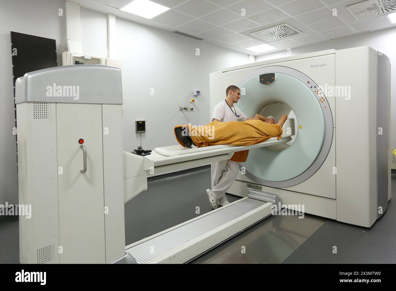 PET-CT Siemens Biograph, kombinierte Apparatur für Positronen-Emissions-Tomographie PET und Röntgen-Computertomographie CT, Nuklearmedizin, Onkologikoa Hospi Stockfoto